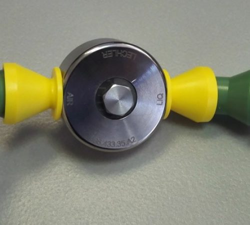 Атомайзер с подключенными гибкими трубками для воздуха и жидкости