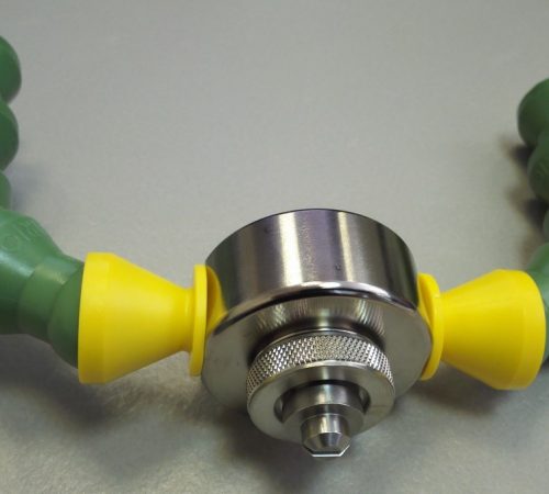 Использование гибких трубок для подачи воздуха и жидкости в пневматическую форсунку