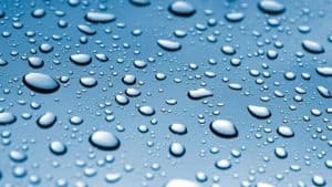 Разные размеры капли воды на поверхности после распыления форсунки